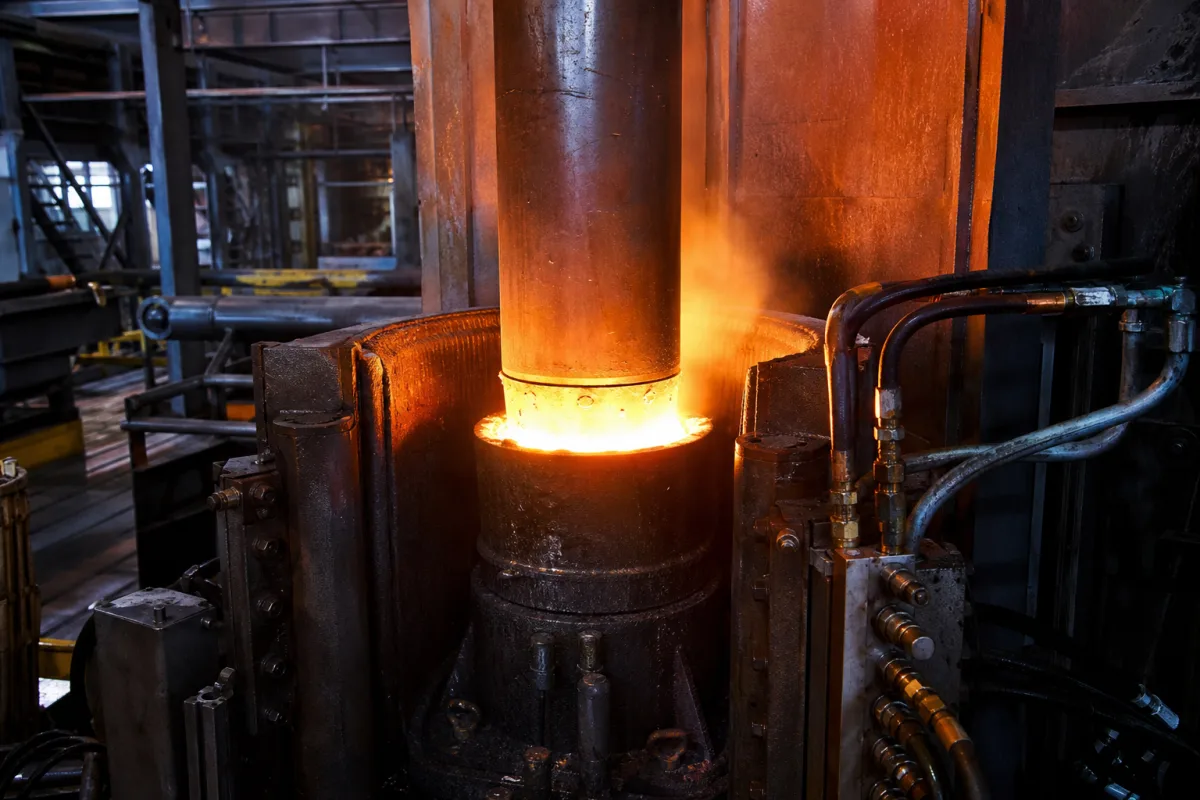 Elektroschlacke-Umschmelzofen in einer industriellen Fertigungsumgebung