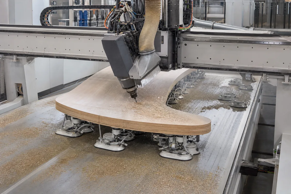 Industrielle 5-Achsen-CNC-Holzfräsmaschine mit Vakuumspannsystem in einer industriellen Fertigungsumgebung
