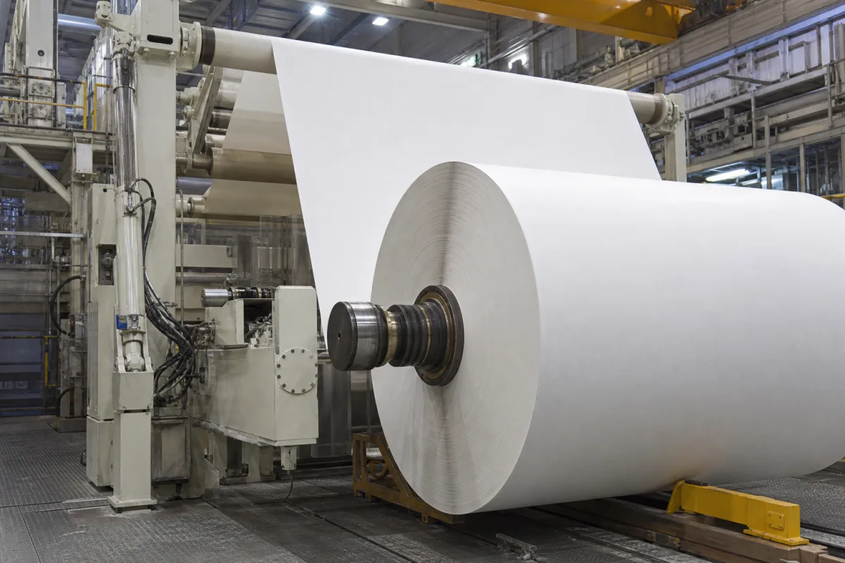 Papier maschinen Rollenstuhl in einer industriellen Fertigungsumgebung