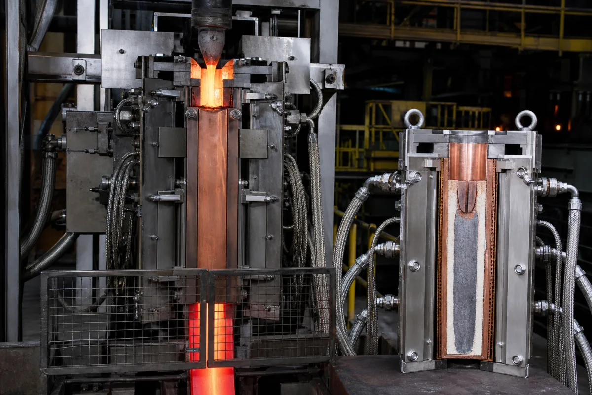 Wassergekühlte Form in einer industriellen Fertigungsumgebung
